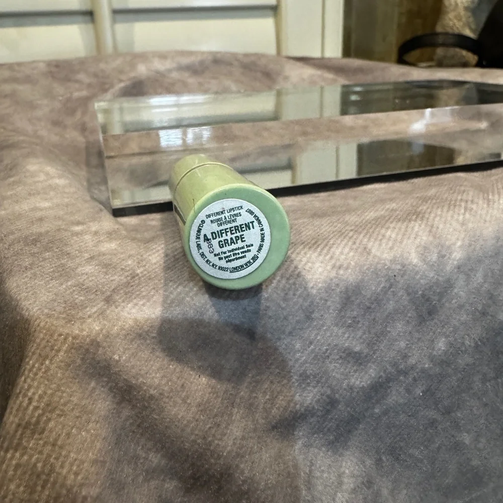 Clinique‎ A Different Grape Lipstick